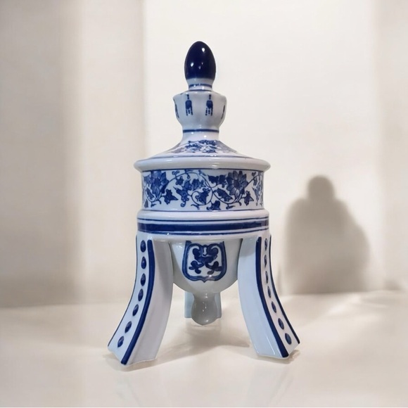 BOMBAY Co. Cobalt Blue & White Porcelain 3 Footed Temple Jar or Canister MINT - Picture 1 of 11